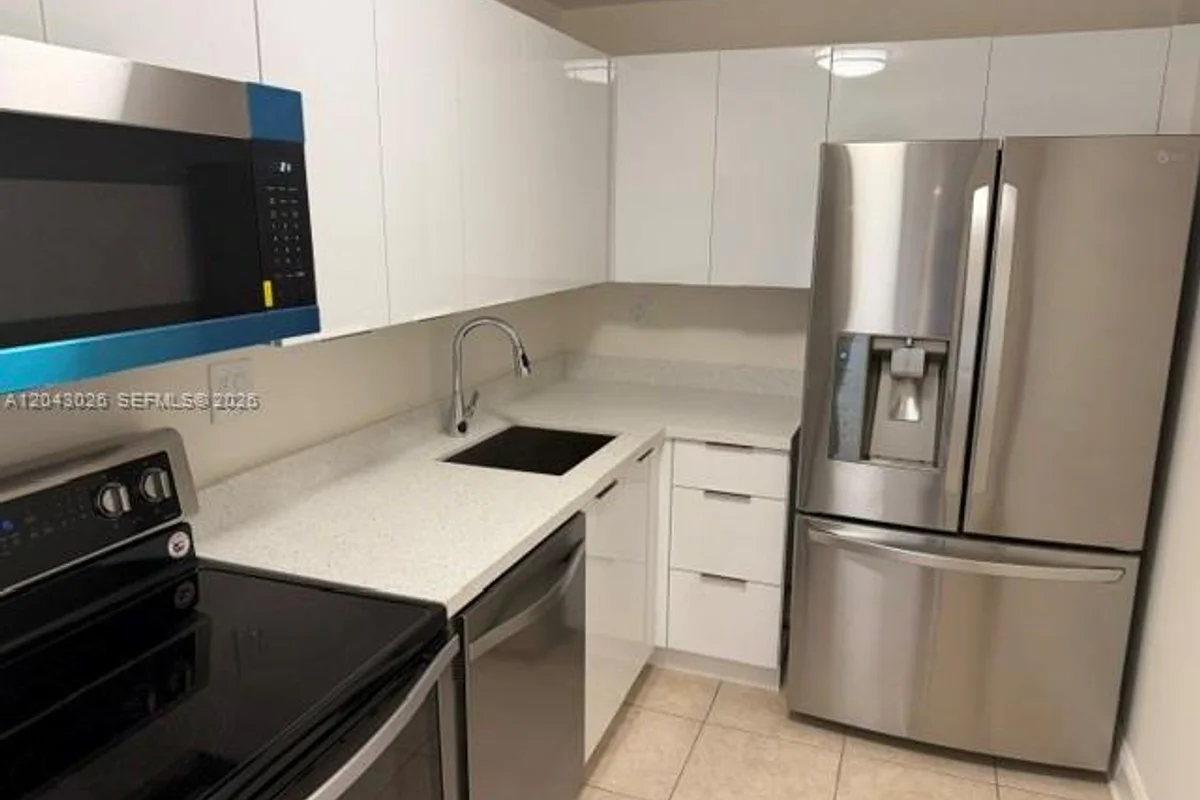 8405 NW 8th St #303, Miami: photo 1 of 16