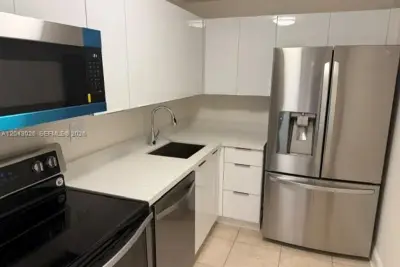 8405 NW 8th St #303, Miami: photo 1 of 16