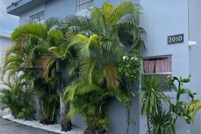 2010 SW 6th St #4, Miami: photo 1 of 8