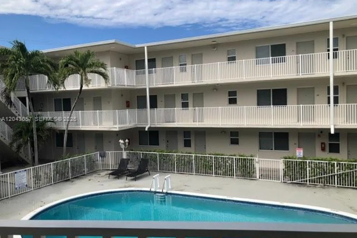 1895 Venice Park Dr #B20, Miami: photo 1 of 8