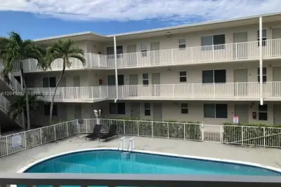 1895 Venice Park Dr #B20, Miami: photo 1 of 8