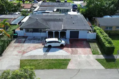 11512 NW 58th Ave, Hialeah: photo 1 of 63