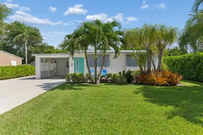 127 SW 10th Ave, Boynton Beach: photo 1 of 18