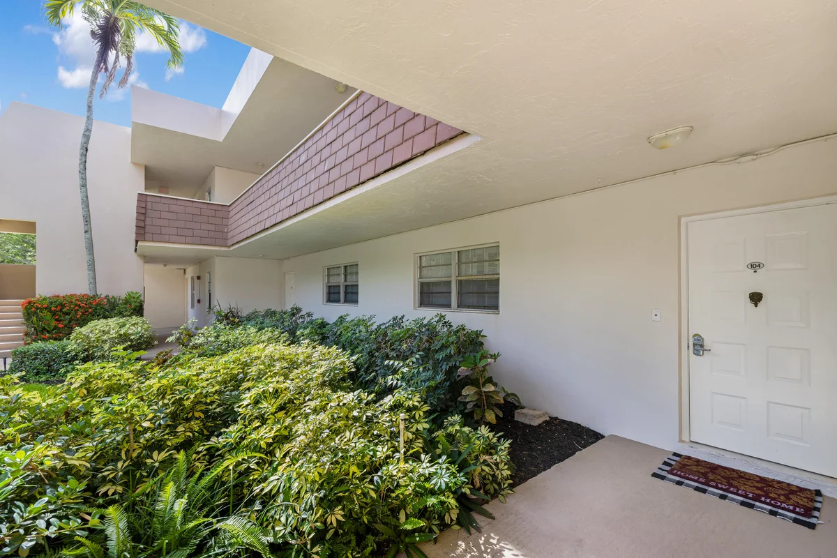 3621 Oaks Clubhouse Dr #104, Pompano Beach: photo 1 of 33