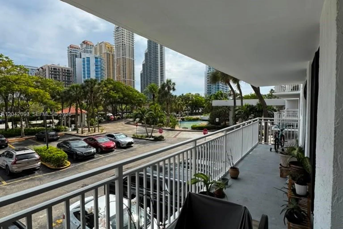 210 174th St #M11, Sunny Isles Beach: photo 1 of 10