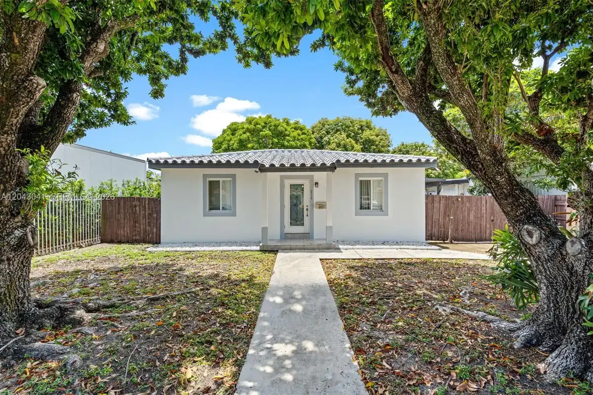 270 NW 51st Ave, Miami: photo 1 of 17