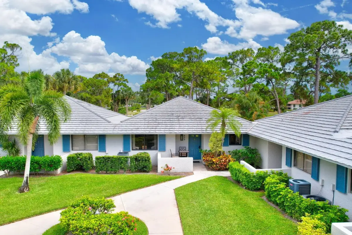 526 Club Dr, Palm Beach Gardens: photo 1 of 40