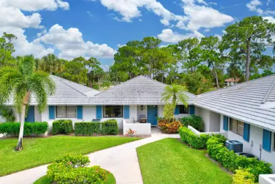 526 Club Dr, Palm Beach Gardens: photo 1 of 40