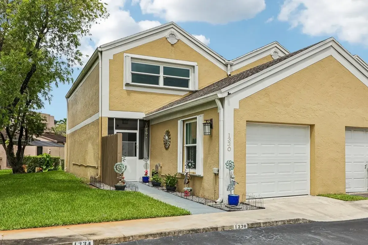 1330 NW 123rd Ave, Pembroke Pines: photo 1 of 50