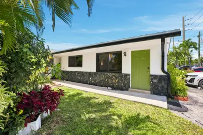 105 SE 2nd St, Dania Beach: photo 1 of 16