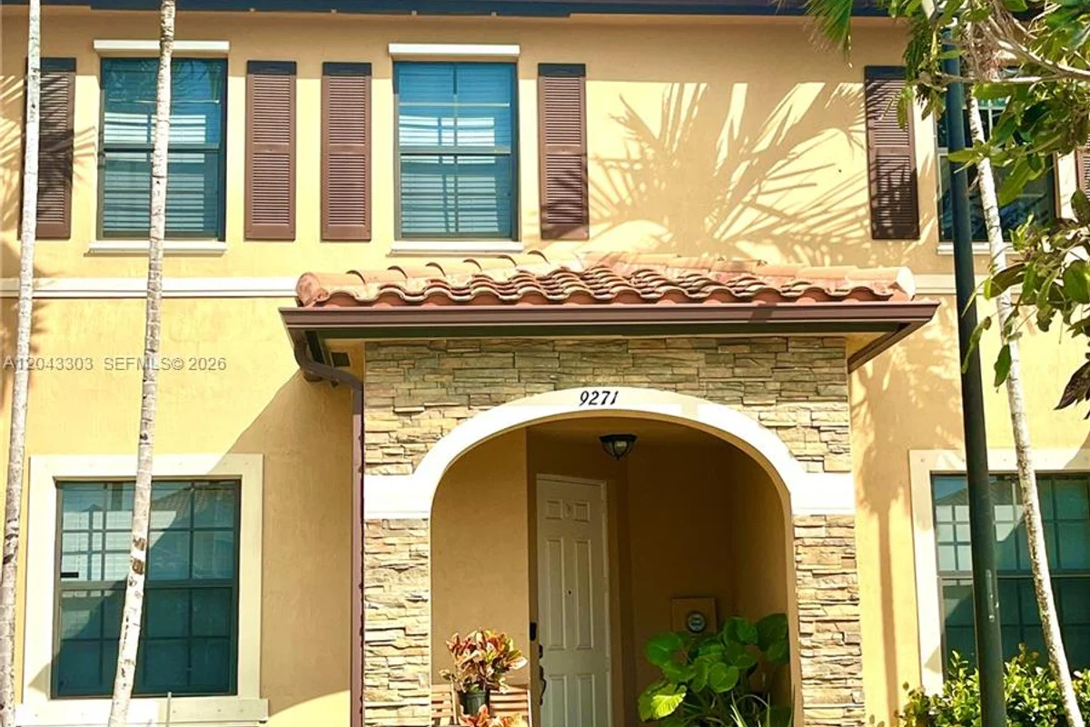 9271 W 33rd Ln, Hialeah: photo 1 of 20