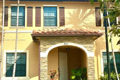 9271 W 33rd Ln, Hialeah: photo 1 of 20