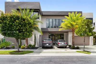 10261 NW 74th Ter, Doral: photo 1 of 43