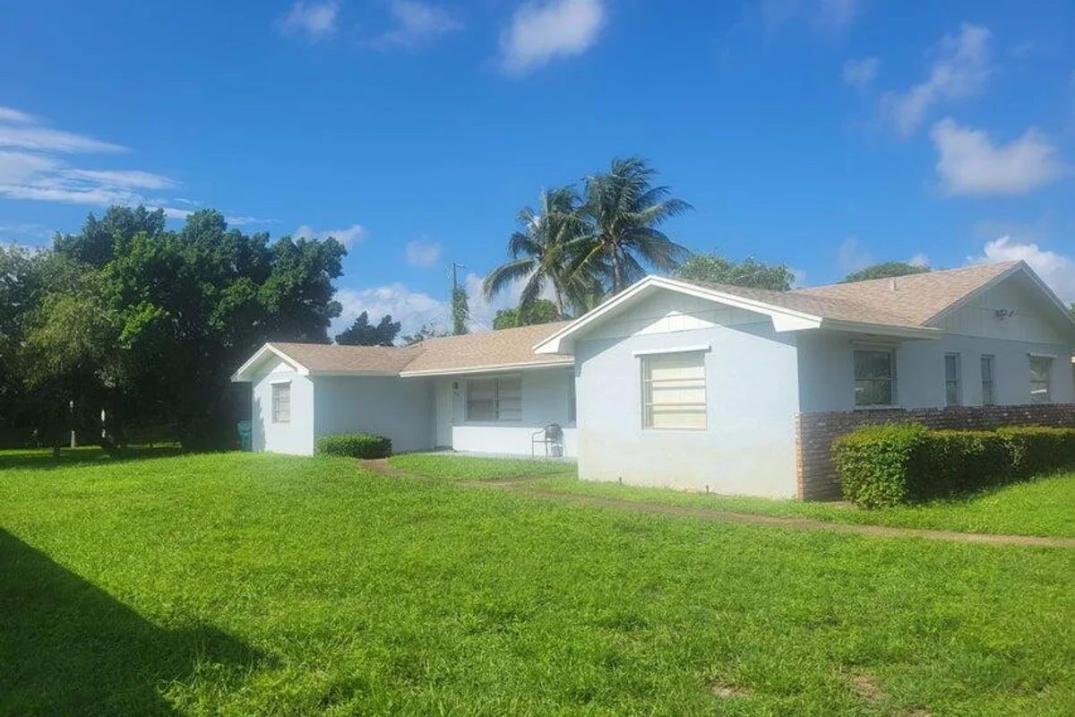242 SE 24th Ave, Boynton Beach: photo 1 of 11