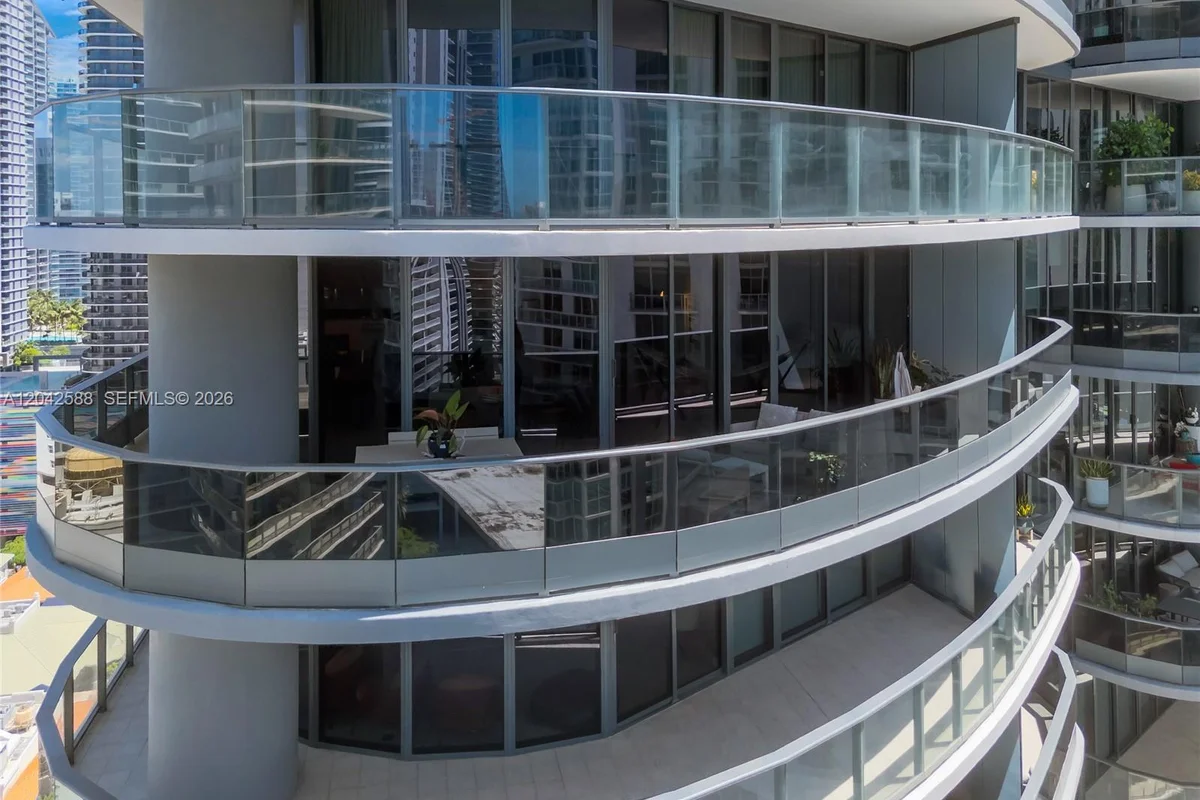 1000 Brickell Plz #2402, Miami: photo 1 of 56