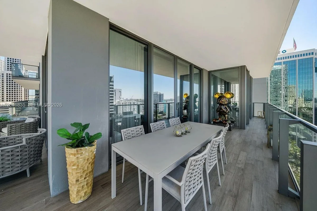 88 SW 7th St #1212, Miami: photo 1 of 20