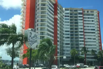 1301 NE Miami Gardens Dr #701W, Miami: photo 1 of 9