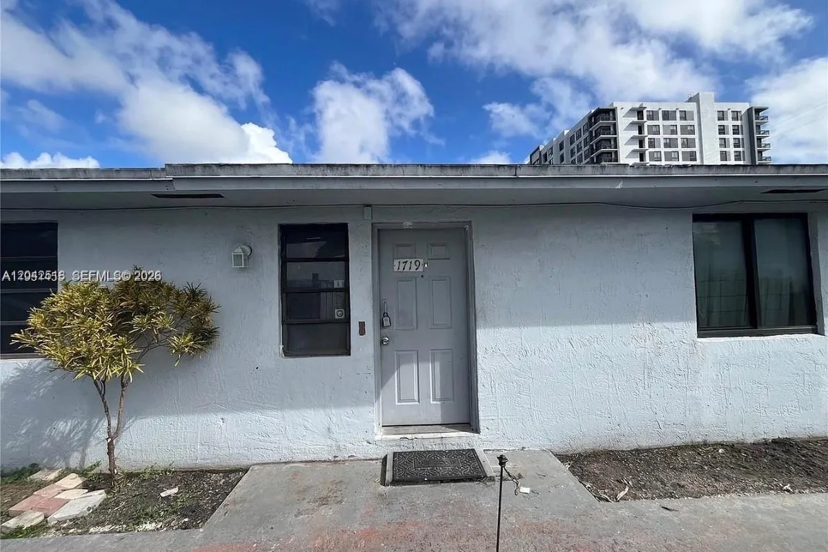 1717 NW 16th St, Miami: photo 1 of 28