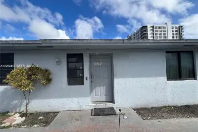 1717 NW 16th St, Miami: photo 1 of 28