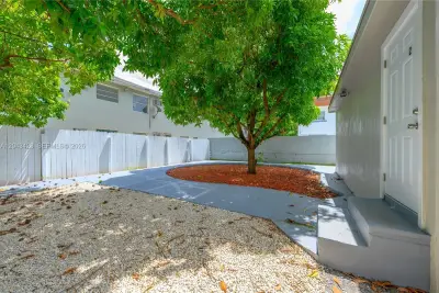 8057 NE 1st Ave #2, Miami: photo 1 of 10