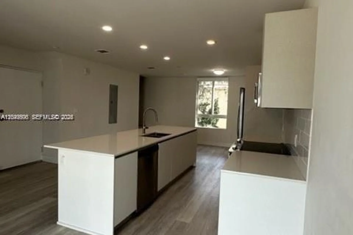 2561 NE 193rd St #1208, Miami: photo 1 of 15