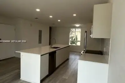 2561 NE 193rd St #1208, Miami: photo 1 of 15