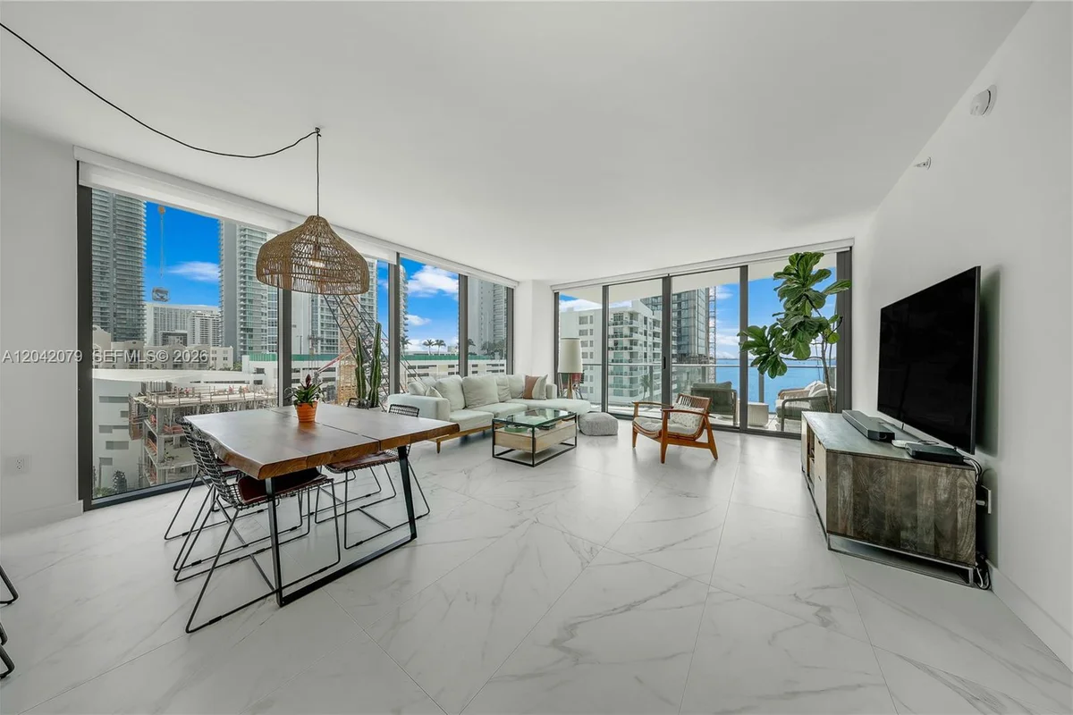 460 NE 28th St #701, Miami: photo 1 of 19