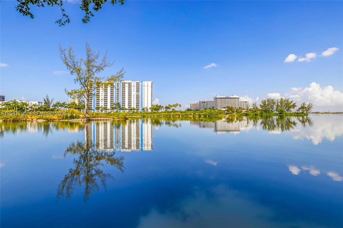 4805 NW 7th St #302-15, Miami: photo 1 of 26