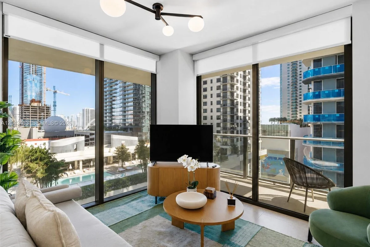 11 NE 6th St #1509, Miami: photo 1 of 31