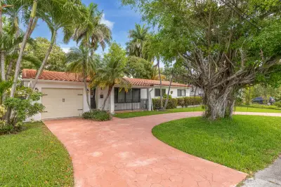 475 NE 113th St, Miami: photo 1 of 25