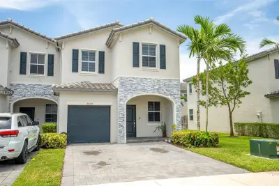 2670 SE 12th St, Homestead: photo 1 of 72
