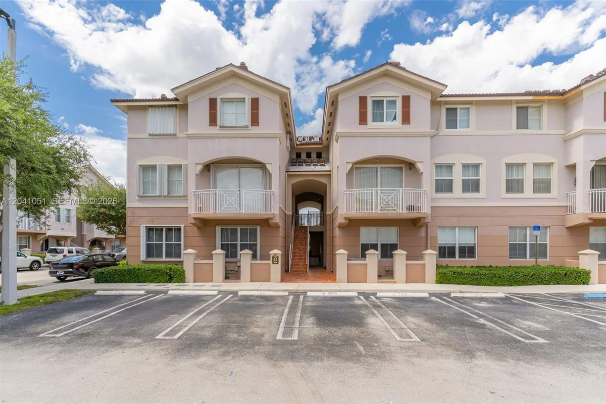 8826 W Flagler St #203, Miami: photo 1 of 2