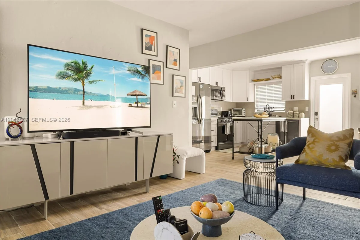 House in Miami: photo 1 of 17