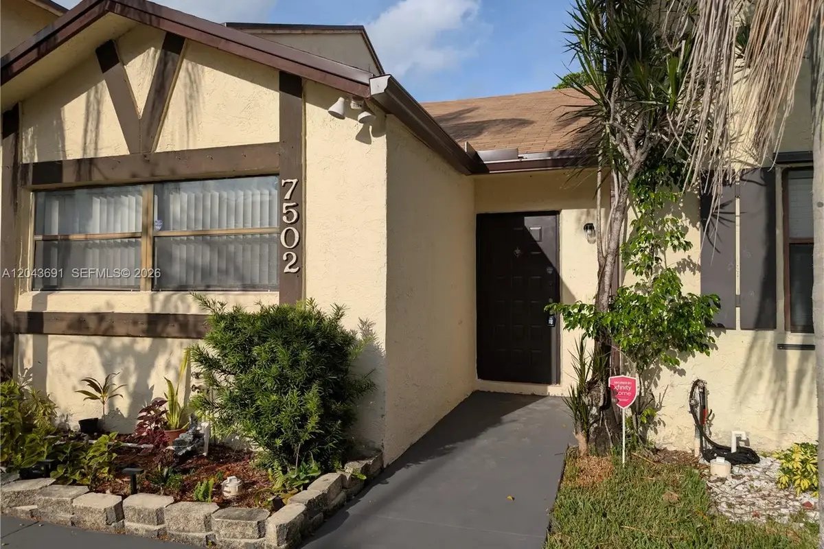 7502 NW 33rd St, Lauderhill: photo 1 of 24