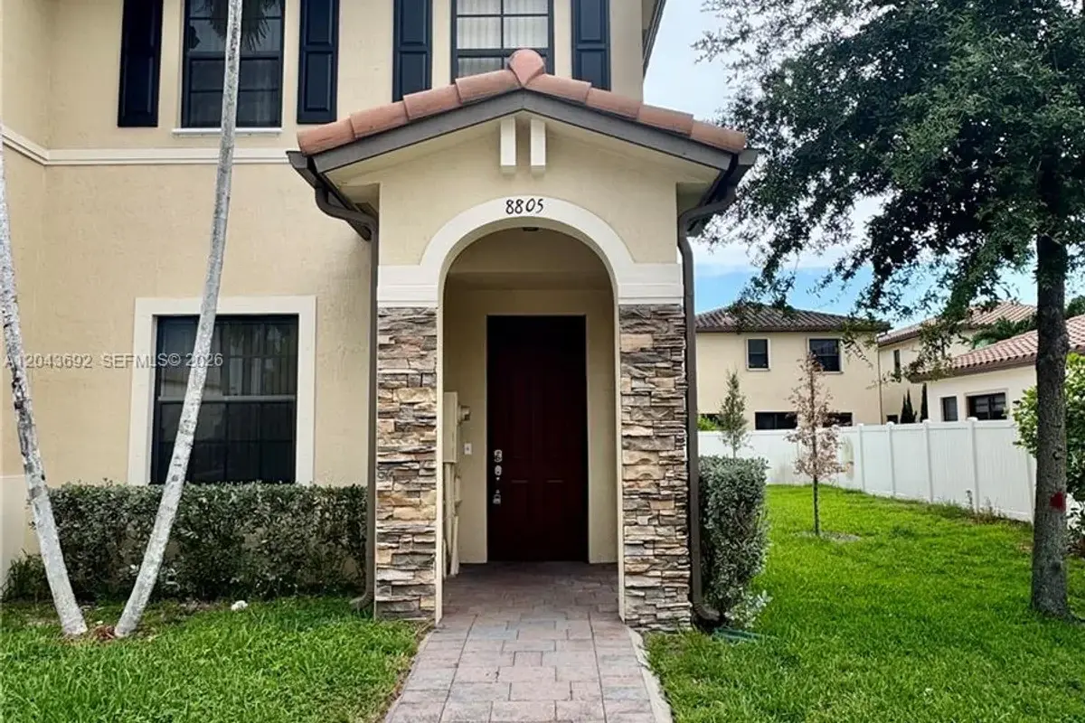 8805 W 35th Ave, Hialeah: photo 1 of 32