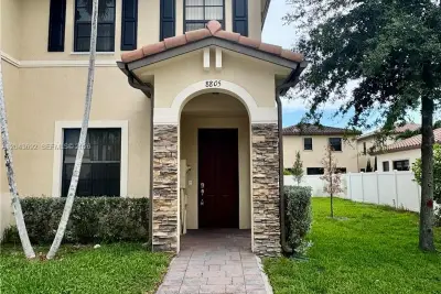 8805 W 35th Ave, Hialeah: photo 1 of 32