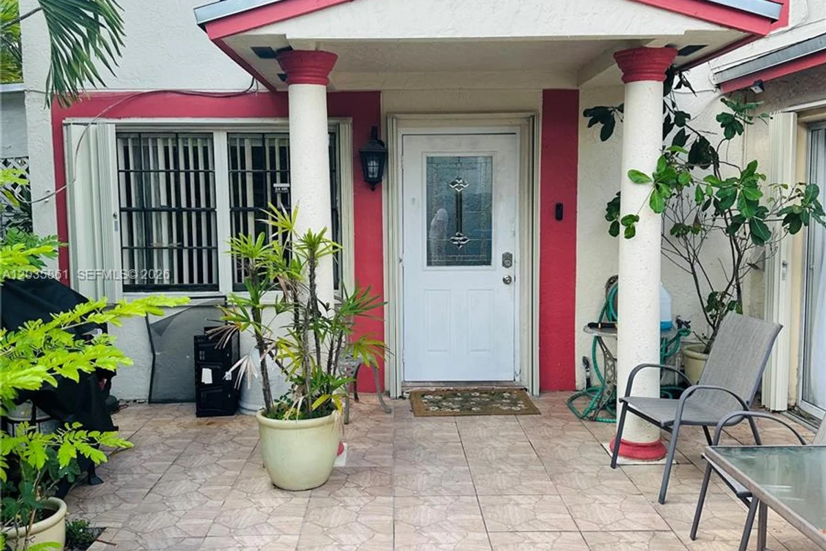 14724 SW 107th Ter, Miami: photo 1 of 10