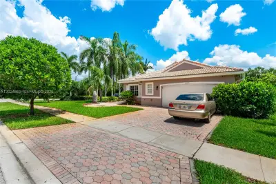 16269 SW 6th St, Pembroke Pines: photo 1 of 34