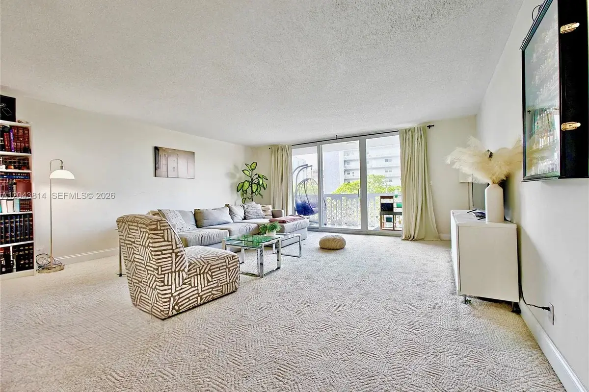 400 NE 12th Ave #306, Hallandale Beach: photo 1 of 16