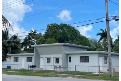 1301 NE 110th St #3, Miami: photo 1 of 9