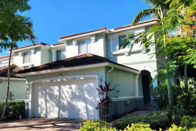 2124 Oakmont Dr, Riviera Beach: photo 1 of 25