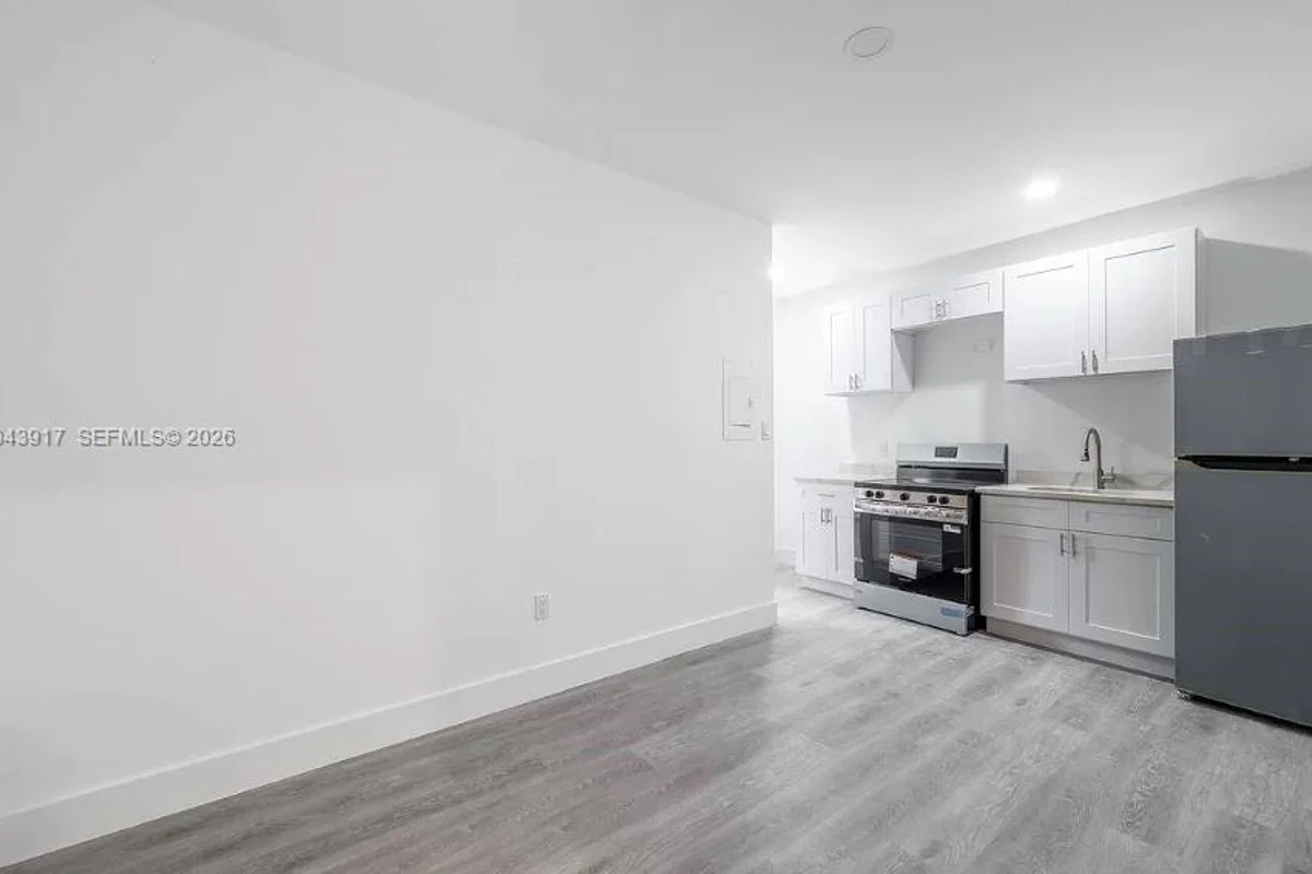 1003 SW 15th Ave #14, Miami: photo 1 of 5