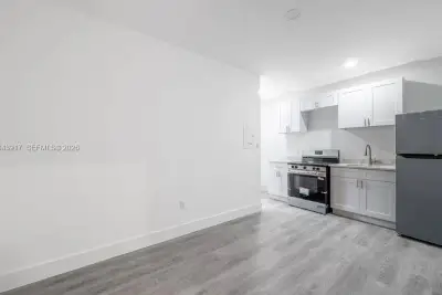 1003 SW 15th Ave #14, Miami: photo 1 of 5