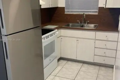 400 SE 9th Ct #9, Hallandale Beach: photo 1 of 8