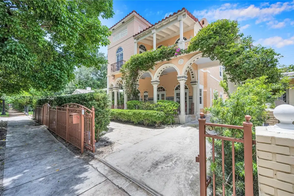 30 NE 44th St, Miami: photo 1 of 90