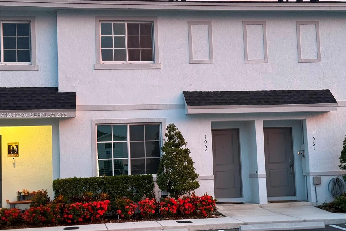 1057 NW 5th St, Florida City: photo 1 of 20