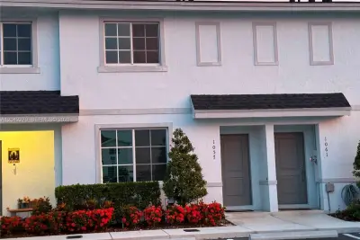 1057 NW 5th St, Florida City: photo 1 of 20
