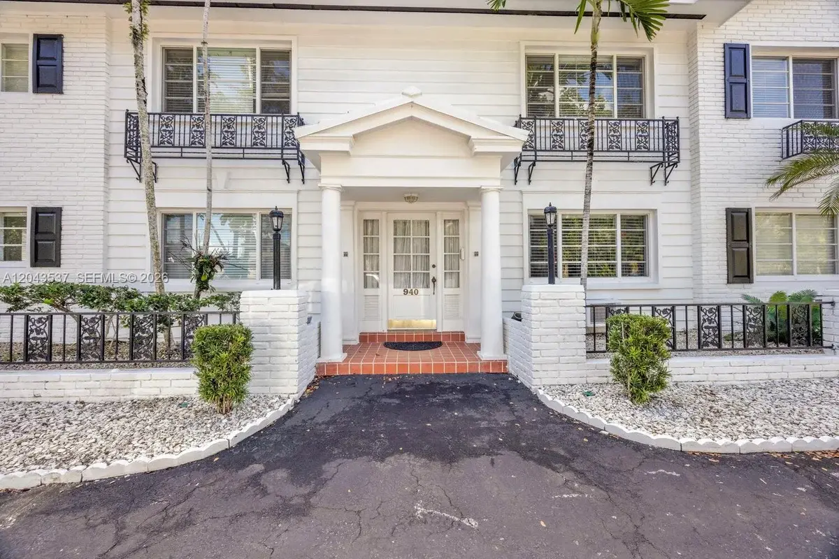 940 Sevilla Ave #206, Coral Gables: photo 1 of 14