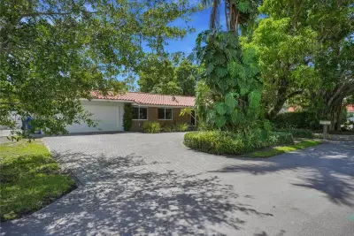 5721 SW 59th Ct, South Miami: photo 1 of 18