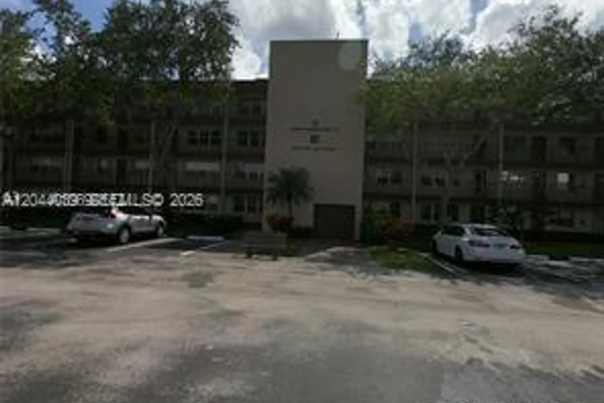 300 SW 134th Way #105E, Pembroke Pines: photo 1 of 10